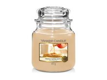 Yankee candle střední svíčka Freshly Tapped Maple